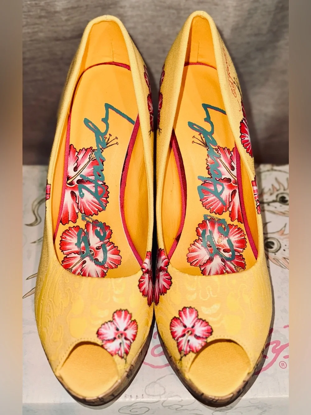 Ed Hardy Yellow Hibiscus Cork Wedge Heels Y2K Peep Toe Size 9 NEW - Picture 5 of 7